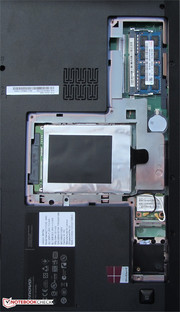 Das geöffnete Wartungsfach.