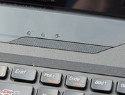 Die Lautsprecher sitzen oberhalb der Tastatur. Unter dieser Abdeckung befinden sich darüber hinaus auch die Status-LEDs des B580.