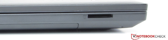 An der Vorderseite befindet sich ein Speicherkartenlesegerät (SD, MMC, Memory Stick, Memory Stick Pro, xD).