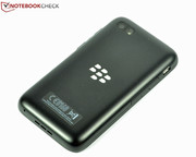Der Aufkleber mit Geräteinformationen lässt die Rückseite des Blackberry Q5 billig aussehen.