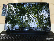 Der reflektierende Bildschirm beschränkt die Mobilität unnötig und erweist sich auch in Innenräumen im Dauereinsatz als anstrengend für die Augen.