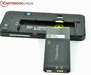 ...ein wechselbarer 6,8-Wh-Akku. Außerdem sitzen hier SIM-Karten- und microSD-Slots.