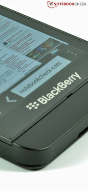 Unterhalb des BB-Logos versteckt sich ein Mikrofon. Nummer Zwei befindet sich...