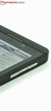 Der Taster zwischen den Lautstärkereglern aktiviert die Sprachsteuerung. Die ist gut gelungen und hält auch mit Siri mit.