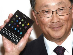BlackBerry-CEO John Chen präsentiert stolz das neue Flaggschiff BlackBerry Passport (Bild: TechCrunch)