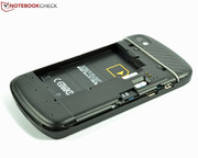 Die microSD-Karte lässt sich dank intelligenter Platzierung auch im laufenden Betrieb entnehmen.