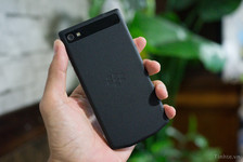 Die Rückseite aus Echtleder mit dem Blackberry-Logo (Foto:tinhte.vu)