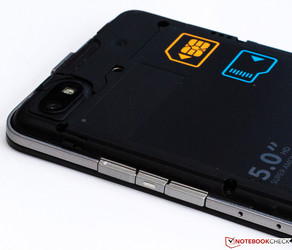 Die Buttons und Ports befinden sich an der linken, rechten...