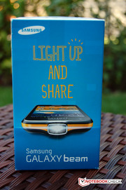 Sehr kompakt fällt die Schachtel des Samsung Galaxy beam aus.