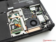 Das Innenleben zeigt viel Potenzial zum Konfigurieren. Auch der Prozessor ist gesockelt.