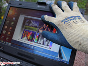 Handschuhe (hier Gummibeschichtet): reaktionsschnell aber nicht besonders exakt (Anwendungsabhängig)