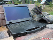 Derbe Stöße, die für andere Notebooks tödlich wären, steckt der Outdoor Bolide locker weg.