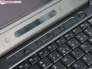 Kein Schönheitspreis: Die Hardware-Sondertasten für TFT-Modus, Settings, Programmstart und Funk.