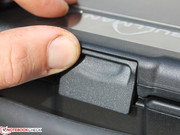 Keine 100%: Wuchtige Halte-Mechanik aus Plastik