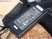 Das 586 Gramm schwere Netzteil liefert 90 Watt. Das ist mehr als ausreichend für das i7-System ohne dedizierte Grafikkarte.