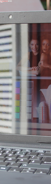 Toshiba Satellite C50D-A-10E: Leider mit Glare Typ Panel - wie meistens im Low-End-Bereich üblich.