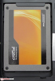 Es passen auch 9,5-mm-Festplatten (hier eine SSD) mit versenkter Anschlussleiste.