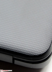 Die Textur auf der Deckelrückseite sorgt für Griffigkeit.