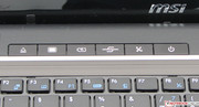 Oberhalb der Tastatur sitzen ein paar Zusatztasten. Ihre Funktionen von links nach rechts: Auswurftaste des DVD-Brenners, Ausschaltknopf für den Bildschirm, Taste zum Aufrufen der Energieoptionen, Taste zum Aufrufen des Mobilitätscenters, WLAN-Taste, Po