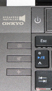 Links neben der Tastatur finden sich drei Zusatztasten. Diese ermöglichen das schnelle Ein-/Ausschalten von Webcam, Ton und Flugzeugmodus.