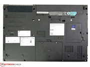 Am Unterboden befinden sich mehrere Wartungsklappen, die leicht zu öffnen sind.