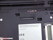 An den Docking Port lassen sich Fujitsus passende Port-Replikatoren anbinden.