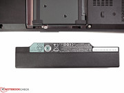 Der Akku schließt bündig mit dem Gehäuse ab und sitzt fest arretiert in der vorgesehenen Aussparung.