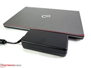 Das Netzteil ist nicht nur groß und klobig, sondern mit knapp 1 kg Gewicht auch schwer.