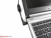 Das abgewinkelte Netzkabel bietet die Möglichkeit, nach hinten abgeleitet zu werden und damit den möglichen "Kabelsalat" auf der linken Seite zu verringern.