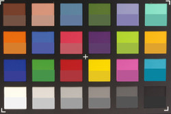 Moto X Style: ColorChecker-Farben abfotografiert. In der unteren Hälfte jedes Patches haben wir die Originalfarben abgebildet.