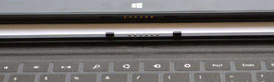 Touch Cover oder Type Cover docken magnetisch an der Tablet-Unterkante an.