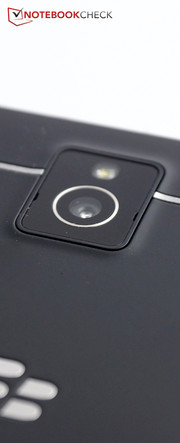 Dazwischen sitzt das Kameramodul, das ordentliche Bilder macht, aber mit Farbsäumen zu kämpfen hat.