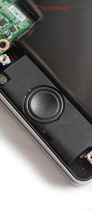 Zwar gibt es einen Subwoofer, Tiefen kommen dennoch nicht wuchtig rüber.