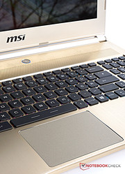 Die Tastaturbeleuchtung ist in mehreren Stufen dimmbar und die Farbe kann man selbst bestimmen.