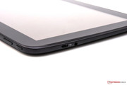 An der linken Seite befinden sich ein Micro-USB- und Audio-Port.