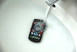 Wasser macht dem Smartphone nichts aus.