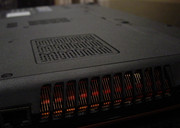 Labyrinthartiges Muster und Farbabgleich zwischen Lüfter und der Außenkante des Laptops!