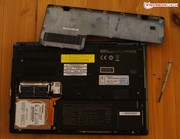 Nun geht's an die inneren Werte. Dazu müssen zwei kleine Kreuzschrauben an der Wartungsklappe gelöst werden.