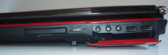 Rechte Seite: Express Card, Bluetooth/Wlan-Schieberegler, drei Soundanschlüsse, zwei mal USB 2.0