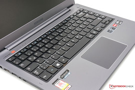 Das Keyboard mit leicht gummierten Tasten gefällt.