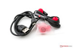 USB-Kabel & In-Ear-Headset im Lieferumfang.