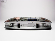 Vor dem Aufhebeln der Clips müssen drei Schrauben am Unterboden entfernt werden