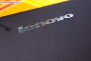 Das Lenovo Emblem glitzert in der Sonne, ...