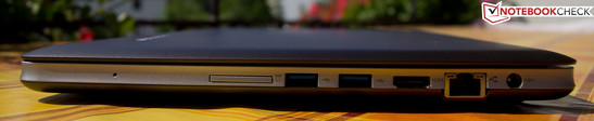 Rechts: Gehäusemikro, SD-Card-Reader, 2x USB 3.0, HDMI, RJ-45, Strom