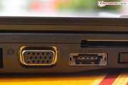... auch per weit verbreitetem VGA-Standard ausgeben (rechts: eSATA / USB 2.0-Combo-Port)