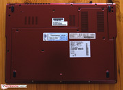 An der Unterseite des weinroten Magnesiumgehäuses findet sich eine riesige Wartungsklappe, ...