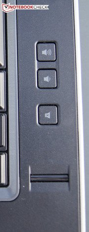 Rechts neben der Tastatur befinden sich der Fingerabdruck-Scanner und die Lautstärkeregelung der Boxen.