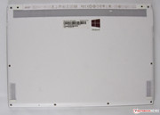 An der Unterseite findet sich, neben der schmalen Rückseite, ein weiterer länglicher Lüftungseinlass. Das Notebook kämpfte im Test nie mit extremer Hitze.