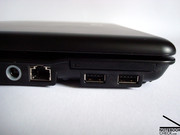 Eng beieinanderliegende USB-Ports die zudem bei eingesteckter Expresscard Erweiterung gänzlich ungenutzt bleiben müssen.