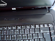 Unter den Lochungen verbergen sich die hochtonlastigen Boxen.